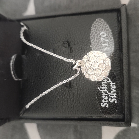 Diamond Cluster 18" Pendant Necklace ( 1/10 ct. t.w. ) in Sterling Silver - Picture 7 of 8